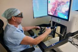 Průlom na operačním sále! Kladenská nemocnice má robota, který operuje přesněji než lidská ruka