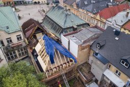 Rekonstrukce historického domu pokračuje, archeologové objevili mince i pozůstatky ohniště