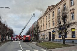 Evakuace a uzavřená silnice. Požár zachvátil střechu bytového domu v Holešově