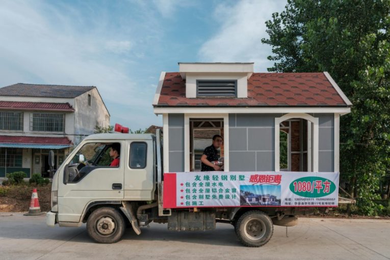 Nemovitosti dál zdražují o desítky procent. Prodává se víc než loni, lidé však hledají nová řešení