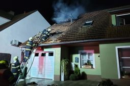 Požár střechy rodinného domu v Bavorech způsobil milionové škody