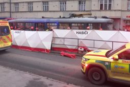 Senior spadl pod jedoucí tramvaj. Střet nepřežil