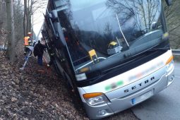 U Boskovic sjel do příkopu autobus se třemi desítkami cestujících