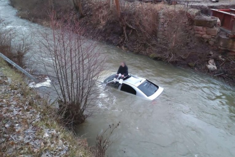 Řidič se po pádu do řeky Punkvy na Blanensku zachránil na střeše auta