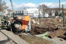 V Grmelově ulici se propadl zametací stroj