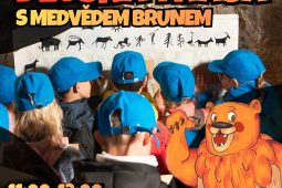 Medvěd Bruno provede děti jeskyní Výpustek