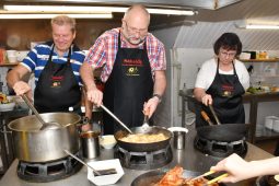 Publikuje odborné články i recepty. Doktor anenské nemocnice je v zástěře jako doma