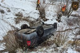 Řidička se dvěma dětmi sjela u Kvasic ze silnice, skončila na střeše v potoce