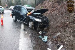 Auto se u Liptálu převrátilo přes střechu, silnice byla dočasně uzavřena