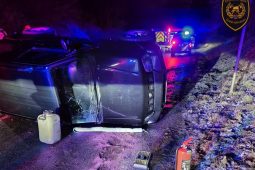 Auto havarovalo na kluzké silnici v Lutopecnách, řidič skončil v péči záchranářů