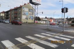 Řidič srazil chodkyni u nákupního centra v Hradišti, teď ho hledá policie