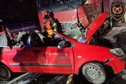 Mladá žena se na nájezdu na dálnici střetla s kamionem, srážku nepřežila