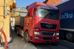 Mráz a nekvalitní práce? Omyl, chodníky ničí těžké nákladní kolosy