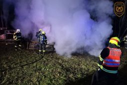 Tragédie v Provodově: Noční požár unimobuňky nepřežil jeden člověk