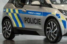 Řidič policistům ujížděl rychlostí 230 kilometrů. Skončil v potoce a potom se schovával za skleníkem