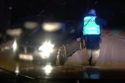 VIDEO: Policisté pronásledovali opilého řidiče. Mladé spolujezdce si museli vyzvednout rodiče 