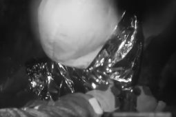 VIDEO: Bezmocně ležícího muže našli policisté po několika hodinách podchlazeného 