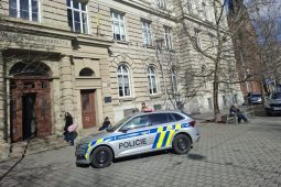Zahraniční student se pokusil sebepoškodit. Byl převezen na vyšetření do nemocnice 
