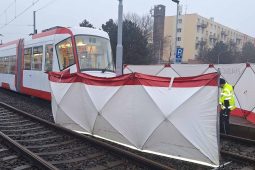 VIDEO: Tramvaj přejela chodce. Pro vyšetření hledají policisté dvě cestující, které mohou podat důležité svědectví