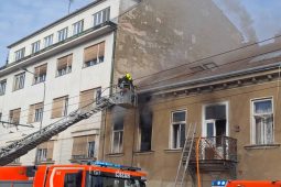 Podle svědků předcházel požáru domu v ulici Hlinky výbuch