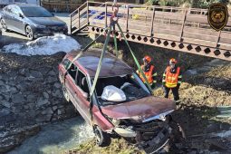 Auto sjelo v Prlově do potoka, řidič skončil se zraněním
