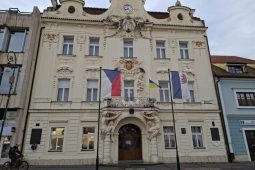 Ukrajinská vlajka na radnici připomíná čtyři roky války