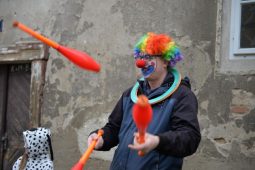 Barevný rej masek, dobroty a veselá muzika. Nepropásněte masopustní hody v Sázavě