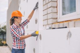 Opravy nemovitostí z dotací jsou ohroženy, lidé začnou stavět svépomocí