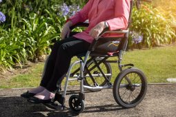 Seniorka upadla z invalidního vozíku, pohotový manžel zmáčkl SOS tlačítko