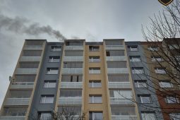 Černý kouř nad střechou: Oheň vyhnal obyvatele z paneláku ve Valašském Meziříčí