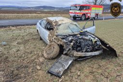 Auto u Vlčnova skončilo v poli, jeden člověk se zranil
