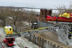 Složitá záchrana po pádu ze schodů: Pomohla až výšková technika hasičů