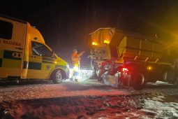Záchranáři při záchraně pacienta uvízli na ledu, pomohla Horská služba i silničáři