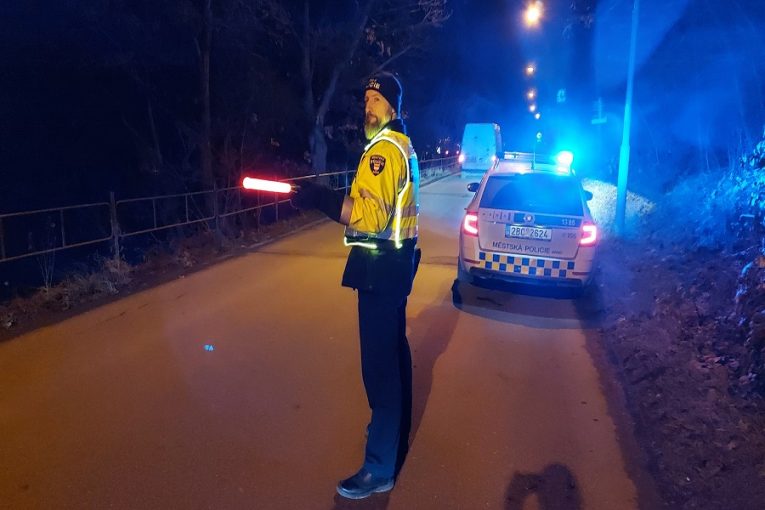 Brňan jel rychle městem, vydával se za svého syna