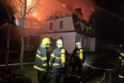 VIDEO: Plameny šlehaly z dvoupatrového domu na Semilsku. Lidé včas utekli