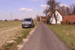 Dítě na koloběžce nečekaně jelo jinam. Cyklistka upadla a zranila se. Najdou se jeho rodiče?