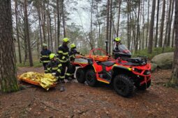 Hasiči se šestikolkou zachraňovali zraněnou turistku v Besedických skalách