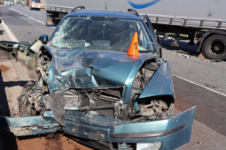 Řidička v protisměru narazila čelně do nákladního vozu. Letěla do nemocnice