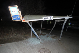 Před krnovským Albertem řidič narazil do zastávky a ujel