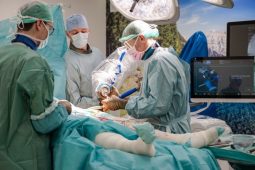 Českobudějovická nemocnice nově zavedla roboticky asistované operace kyčelního kloubu. Pacientům přinesou méně bolesti a rychlejší hojení.