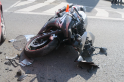 Motorkáře po střetu s autem vrtulník transportoval do nemocnice