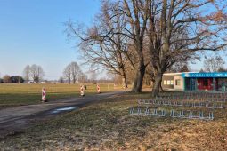 Léto bez parkovacího chaosu? Parkování u koupaliště Cihelna se rozšíří