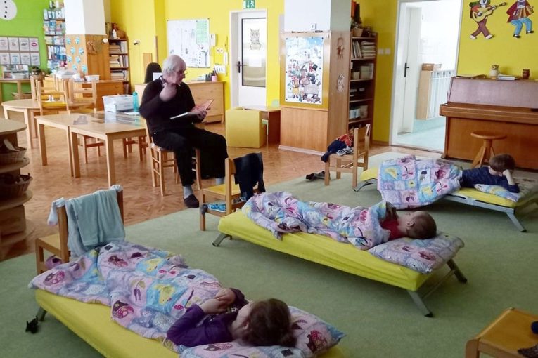 Kroměřížské mateřinky hledají čtecího dědečka nebo babičku