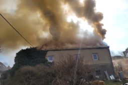 Při požáru domu na Bruntálsku sousedé vynesli mrtvého