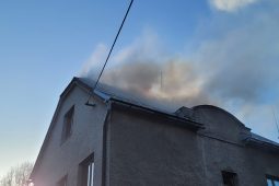 Pět jednotek hasičů hasilo požár domu na Bruntálsku