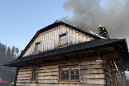 FOTO: Požár domu překvapil jeho obyvatele. Valil se z něj hustý a černý kouř
