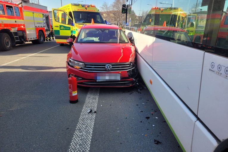 Řidiči se po nehodě zastavilo srdce. Z auta jej vytáhli svědkové, ti začali s první pomocí