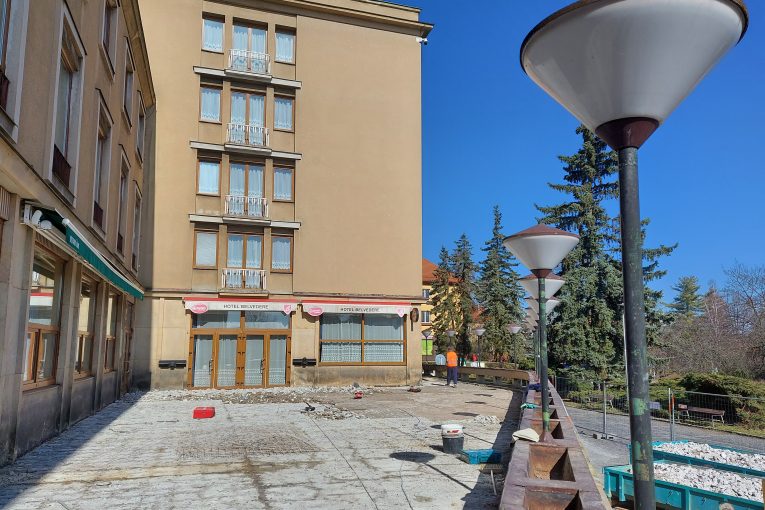 Velká proměna kulturního domu v Příbrami. Rekonstrukce terasy právě začala