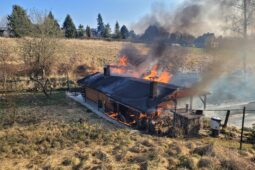 Požár zahradního domku zaměstnal hasiče. Museli z něj vynést propanbutanovou láhev