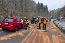 Srážka tří vozů ve Víchové pozastavila provoz na komunikaci I/14, čtyři lidé se zranili